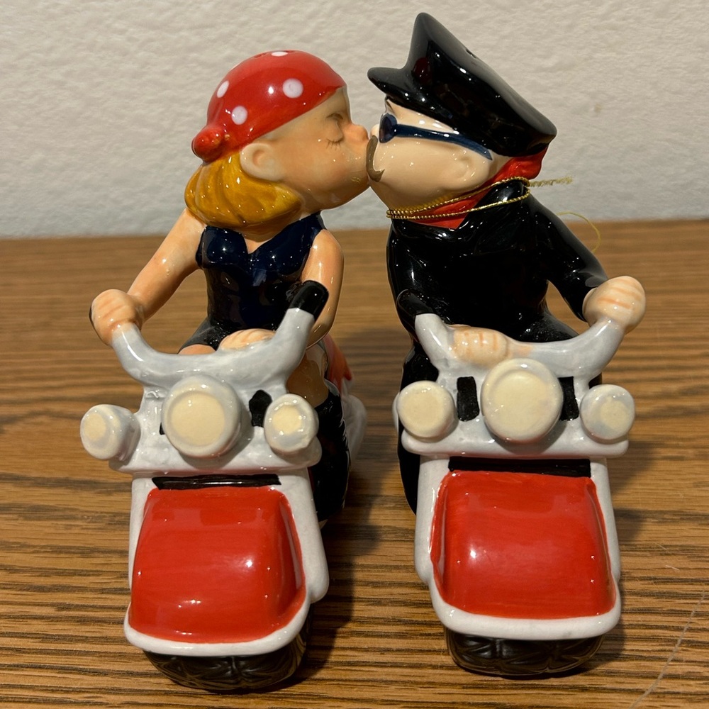 Mwah Magnetic Kissing Motorcyclist Salt & Pepper Shakers - Picture 1 of 10